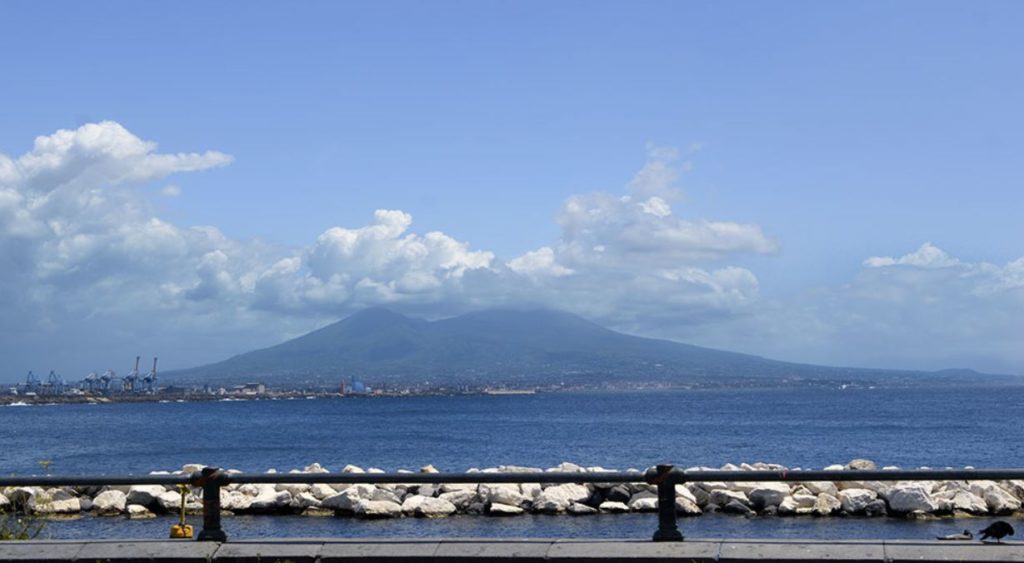 lungomare di napoli via caracciolo vista vesuvio